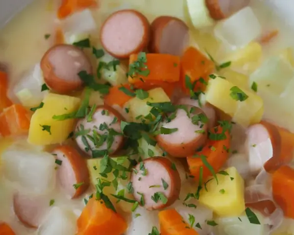 Herzhafte Suppe mit Kohlrabi, Kartoffeln, Karotten und Würstchen. Ein tolles Gericht für Kohlrabi Rezepte.