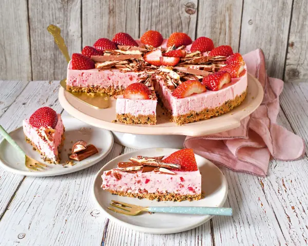 Eine köstliche Yogurette Torte mit frischen Erdbeeren und Schokostückchen, bereit zum Genießen.