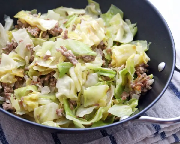Herzhaftes Spitzkohlgericht mit Hackfleisch, frisch aus der Pfanne.