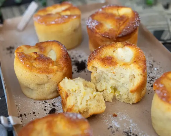 Saftige Apfelmuffins, perfekt für ein schnelles apfelmuffins rezept. Einer ist aufgeschnitten und zeigt die fruchtige Füllung.