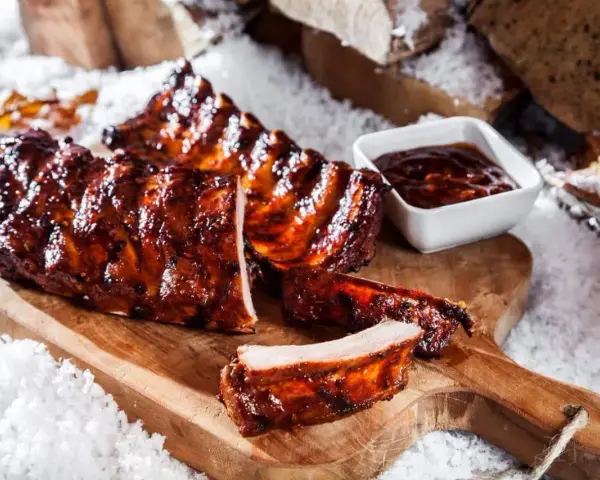 Saftige Schweinerippchen, glasiert und bereit zum Genießen. Ein tolles schweinerippchen rezept für jeden Anlass.