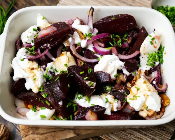 Gebackene Rote Bete mit Ziegenkäse und Walnüssen, ein köstliches Gericht, das sich perfekt für Rote Bete Rezepte eignet.