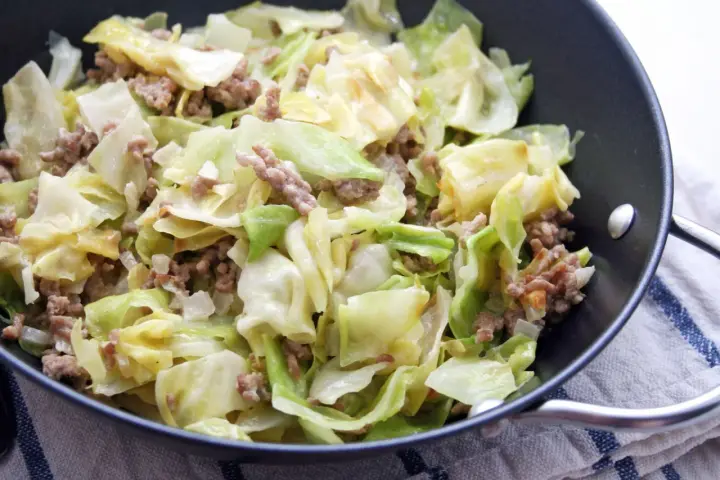Herzhaftes Spitzkohlgericht mit Hackfleisch, frisch aus der Pfanne.