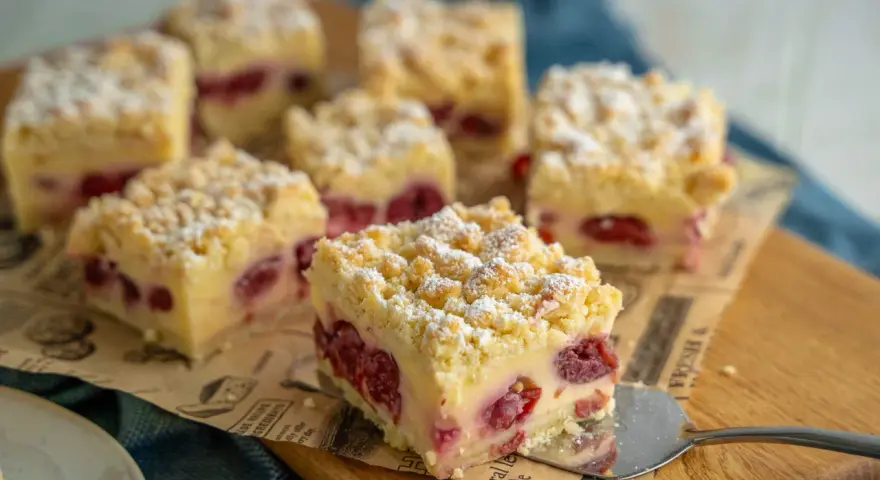 Saftiger Kuchen mit Kornelkirschen und Streuseln, perfekt für Kornelkirsche Rezepte.