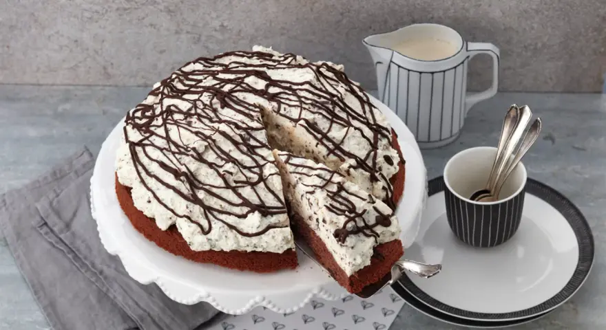 Eine köstliche Schoko Stracciatella Torte mit viel Sahne und Schokoladenraspeln, bereit zum Genießen.