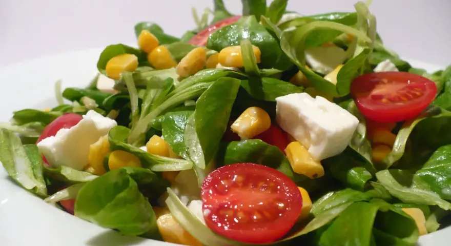 Ein frischer Feldsalat mit Mais, Kirschtomaten und Feta – ein einfaches und leckeres Feldsalat Rezept für jeden Tag.