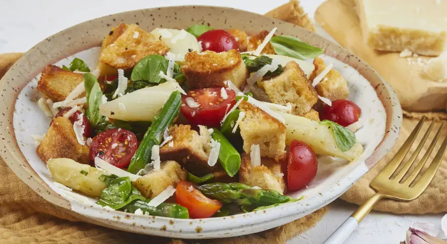 Ein köstlicher Brotsalat mit Spargel, Tomaten und Parmesan. Dieses Brotsalat Rezept ist perfekt für den Sommer.