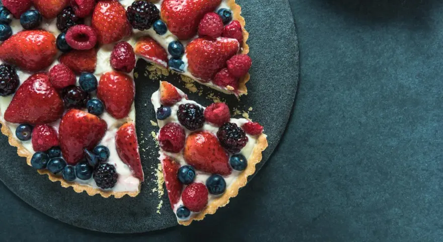 Ein köstlicher Obstkuchen mit frischen Erdbeeren, Himbeeren, Blaubeeren und Brombeeren. Ein tolles Rezept für den Sommer!