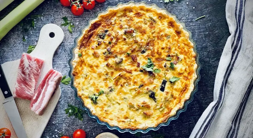 Herzhafte Lauch-Quiche mit Speck und Kräutern, eine köstliche Idee für Lauch Rezepte.