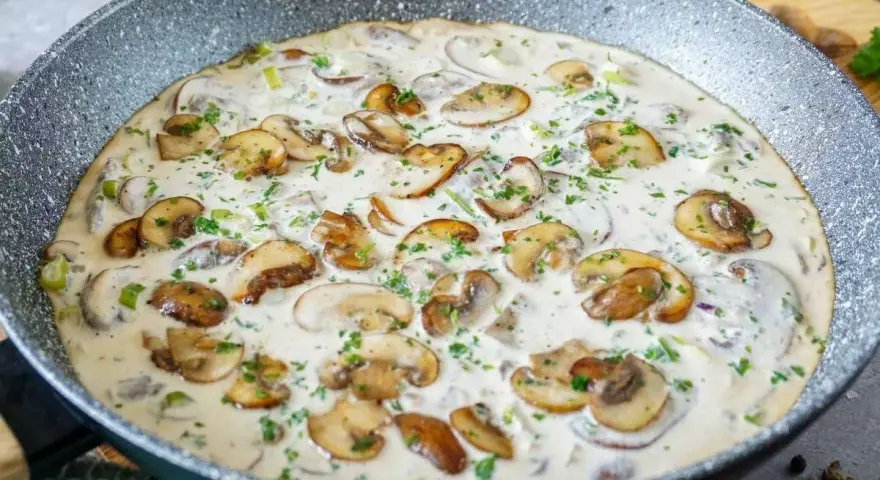 Cremige Champignon-Pfanne, ein köstliches Gericht, das Lust auf mehr Champignons Rezepte macht. Mit frischer Petersilie garniert.