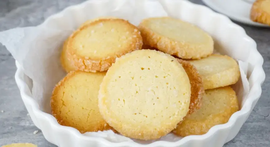 Leckere Kekse, die an ein Heidesand Rezept erinnern, liegen in einer weißen Schale.