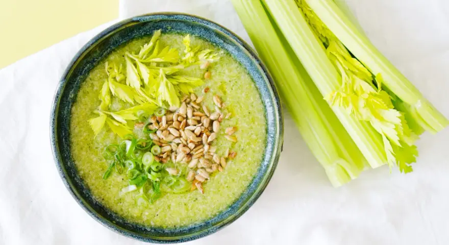 Grüne Suppe mit Sellerie, Sonnenblumenkernen und Frühlingszwiebeln. Perfekt für leichte Staudensellerie Rezepte.