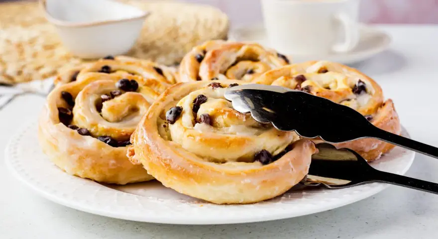 Leckere Rosinenschnecken, frisch gebacken und glasiert. Ein tolles Rosinenschnecken Rezept für den Kaffeetisch.