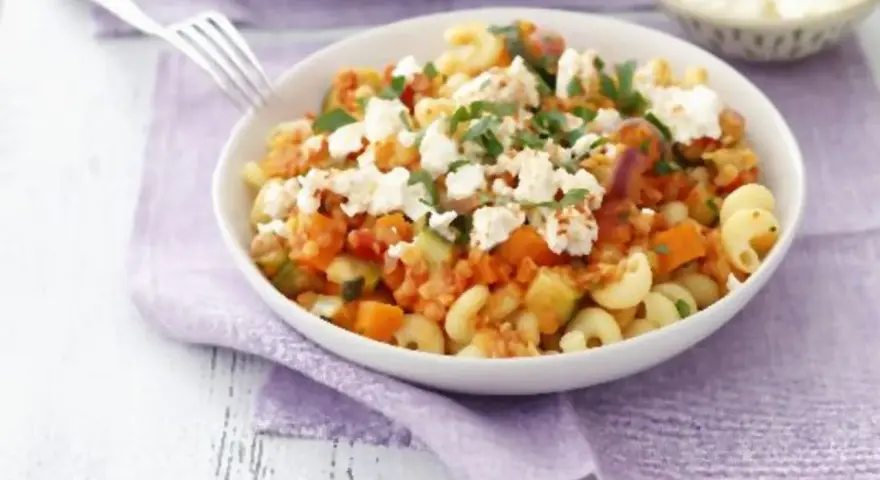 One Pot Pasta mit Feta, Tomaten und Zucchini. Ein einfaches und leckeres Gericht, das schnell zubereitet ist.