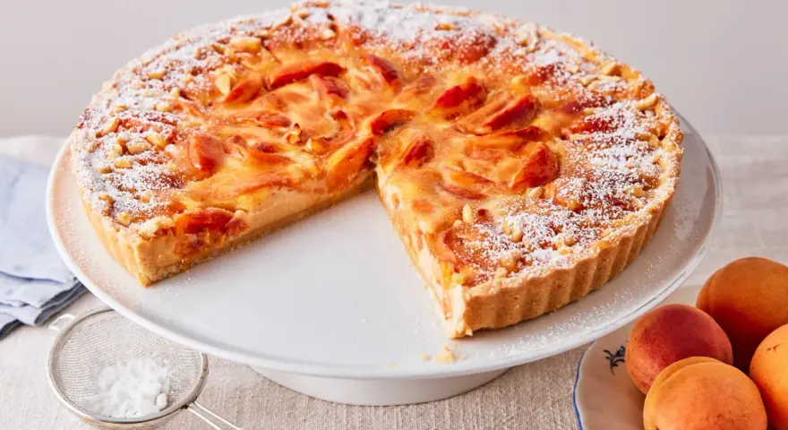Saftige Aprikosen bedecken diesen köstlichen Kuchen. Ein tolles Aprikosentarte Rezept für den Sommer.