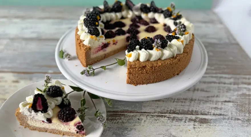 Eine köstliche Brombeertorte, verziert mit Sahnetuffs und frischen Brombeeren. Dieses Brombeertorte Rezept sieht zum Anbeißen aus!