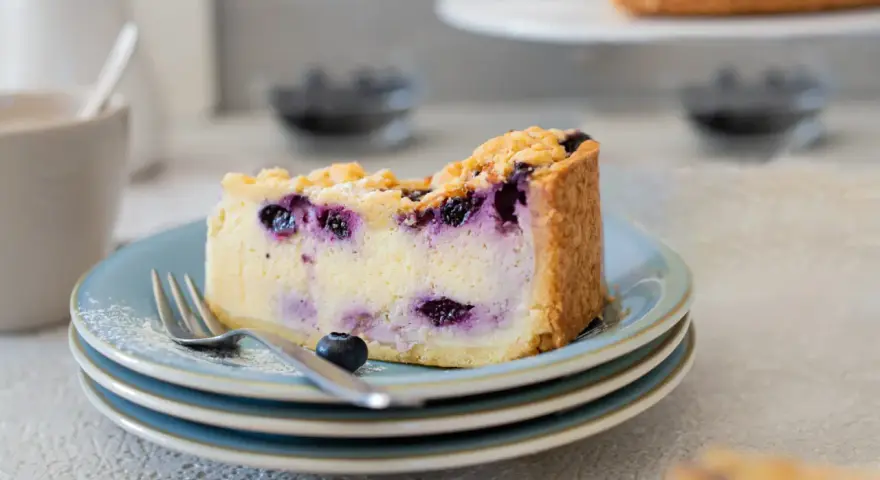 Ein Stück cremiger Blaubeerkuchen mit Streuseln, perfekt für ein Blaubeerkuchen Rezept.