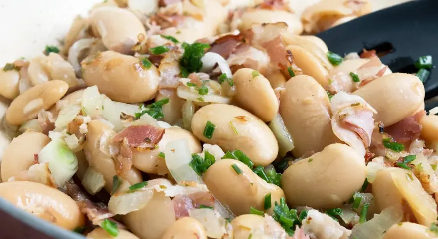 Herzhaftes dicke bohnen rezept mit Speck und Zwiebeln, garniert mit frischem Schnittlauch. Ein Klassiker, der immer schmeckt.