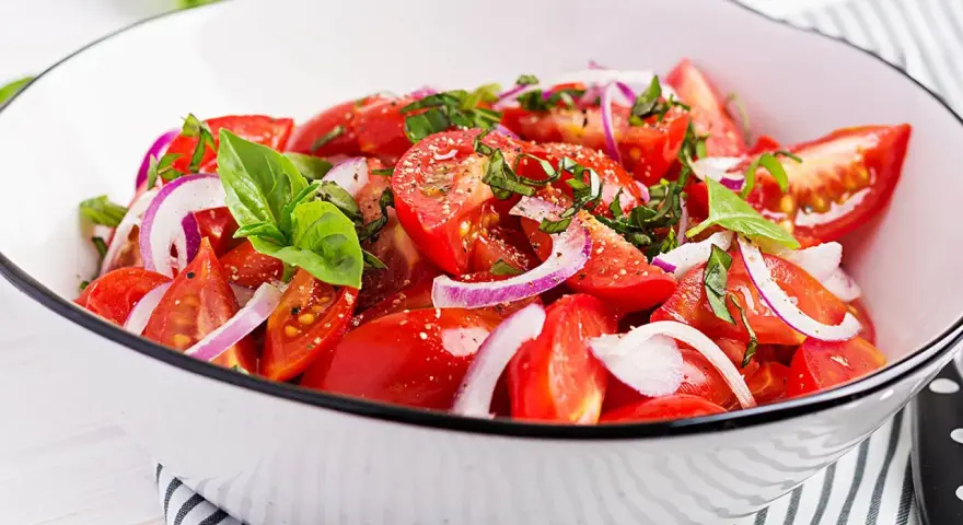 Frischer Tomatensalat mit roten Zwiebeln und Basilikum. Ein einfaches und leckeres tomatensalat rezept für den Sommer.