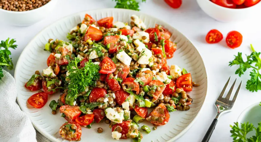 Ein köstlicher Linsensalat mit Tomaten und Feta, perfekt für ein leichtes Mittagessen. Dieses Linsensalat Rezept ist einfach und schnell zubereitet.