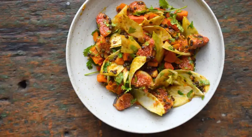 Bunter Linsensalat mit Feigen, Karotten und Fenchel. Ein köstliches Beispiel für kreative Linsen Rezepte, garniert mit frischer Petersilie.