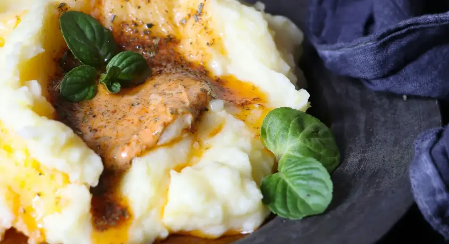 Cremiger Kartoffelbrei mit einer würzigen Sauce und frischen Kräutern. Ein einfaches Kartoffelbrei Rezept, das jeder nachmachen kann.