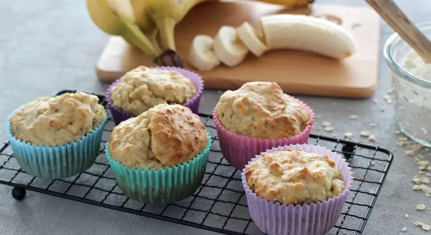 Fünf leckere Muffins ohne Zucker, gebacken mit reifen Bananen. Perfekt für einen gesunden Genuss!