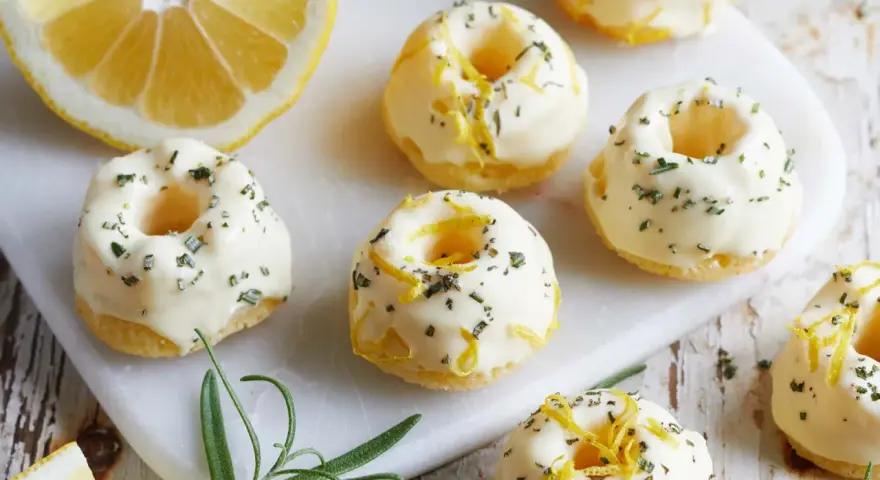 Mini Gugelhupf mit Zitronenglasur und Kräutern, perfekt für ein leichtes Dessert. Ein tolles mini gugelhupf rezept!