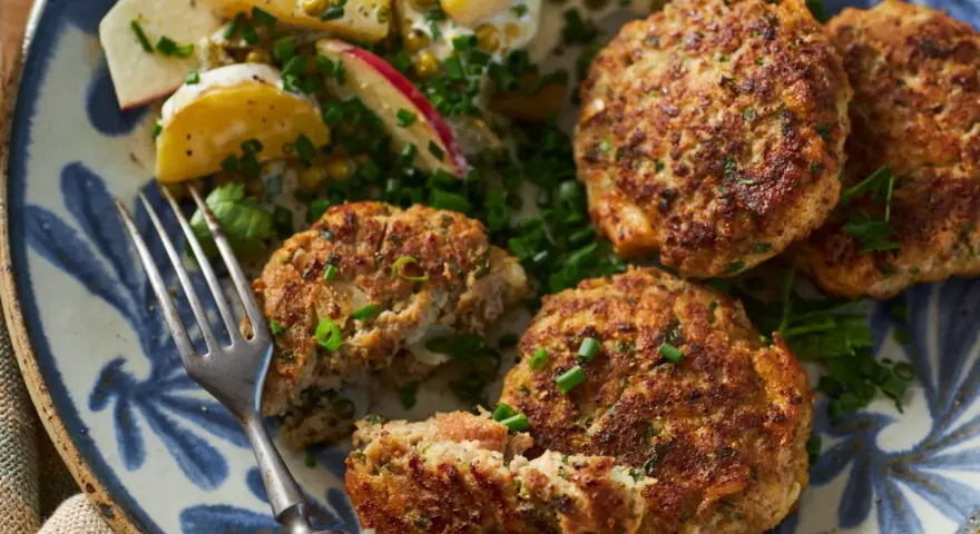 Goldbraune Fleischpflanzerl mit Kartoffelsalat und frischen Kräutern. Ein leckeres Fleischpflanzerl Rezept für Genießer.