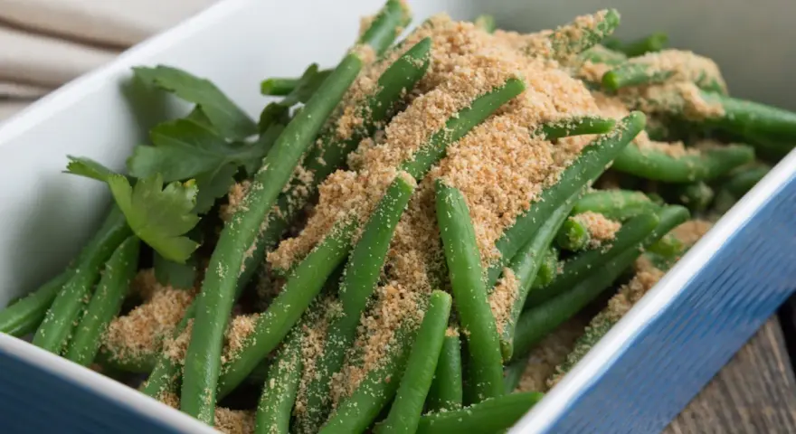 Frische grüne Bohnen mit knuspriger Bröselkruste, ein einfaches und leckeres stangenbohnen rezept.