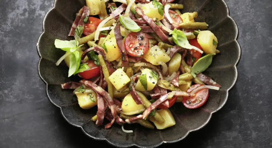 Herzhafter Kartoffelsalat mit Speck und grünen Bohnen, inspiriert von blutampfer rezepten. Frisch, würzig und perfekt für jede Gelegenheit.