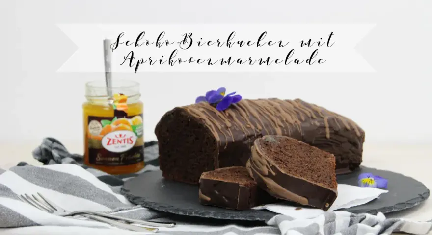 Schokoladen-Bierkuchen mit Aprikosenmarmelade, ein saftiger Kuchen, der mit Schokolade überzogen ist und mit Marmelade serviert wird.