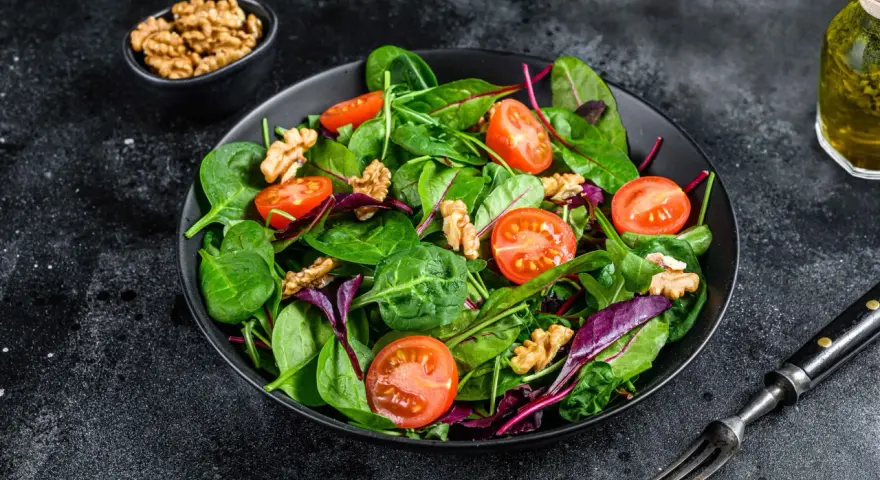 Frischer Mangoldsalat mit Kirschtomaten und Walnüssen, bereit zum Genießen.
