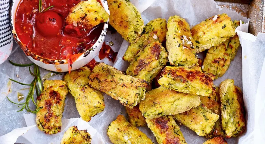 Knusprige Zucchini-Sticks aus dem Ofen, perfekt für schnelle zucchini rezepte. Dazu eine würzige Tomatensauce.