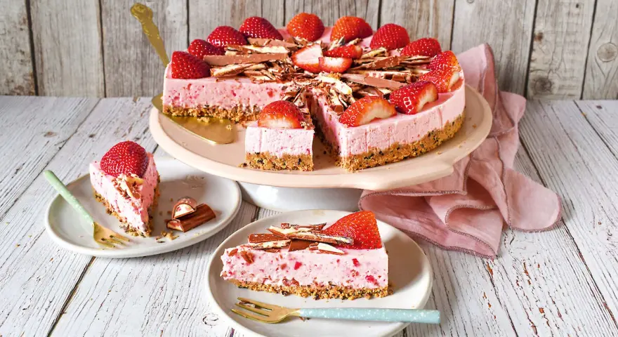 Eine köstliche Yogurette Torte mit frischen Erdbeeren und Schokostückchen, bereit zum Genießen.
