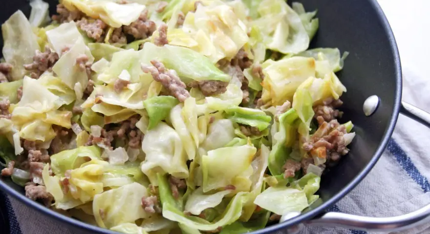 Herzhaftes Spitzkohlgericht mit Hackfleisch, frisch aus der Pfanne.