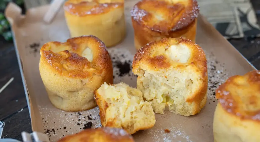 Saftige Apfelmuffins, perfekt für ein schnelles apfelmuffins rezept. Einer ist aufgeschnitten und zeigt die fruchtige Füllung.