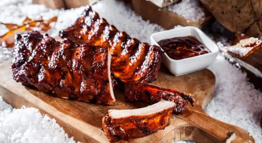 Saftige Schweinerippchen, glasiert und bereit zum Genießen. Ein tolles schweinerippchen rezept für jeden Anlass.