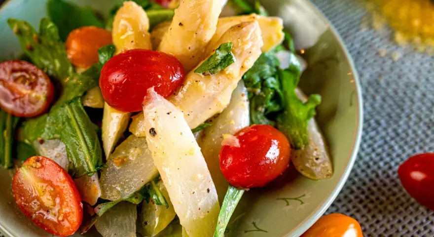 Klassischer Spargelsalat mit Kirschtomaten und frischen Kräutern, ein leichtes und gesundes Gericht.