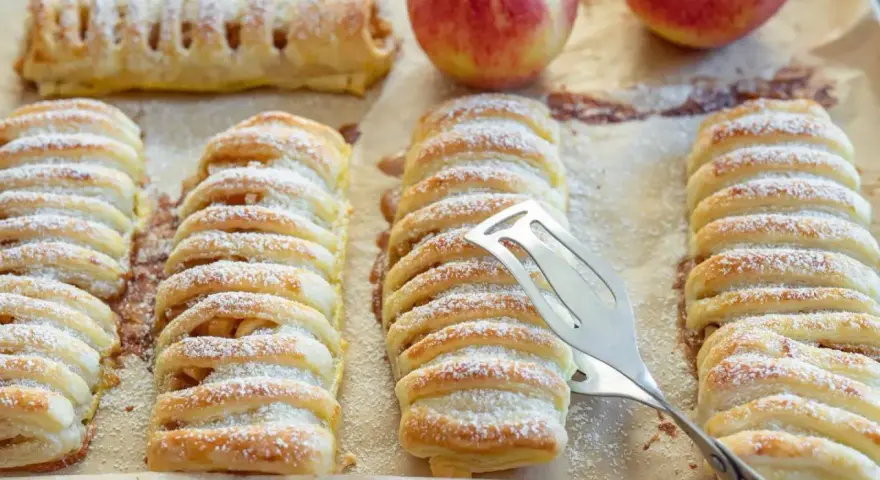 Frisch gebackene Apfeltaschen, bestäubt mit Puderzucker. Ein köstliches Apfeltaschen Rezept, das zum Genießen einlädt.