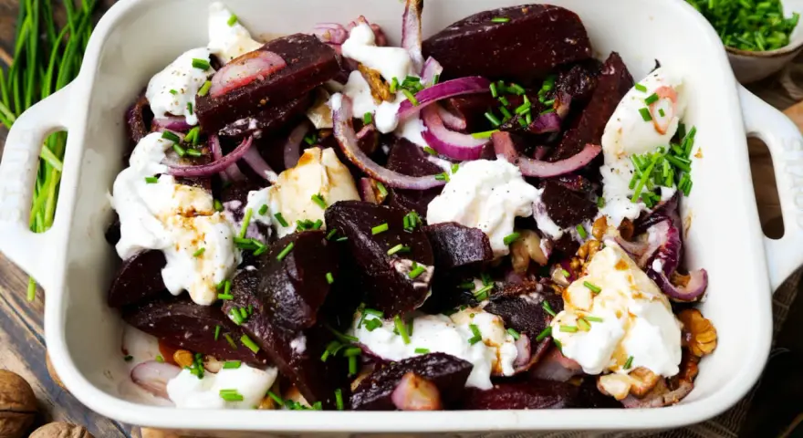 Gebackene Rote Bete mit Ziegenkäse und Walnüssen, ein köstliches Gericht, das sich perfekt für Rote Bete Rezepte eignet.