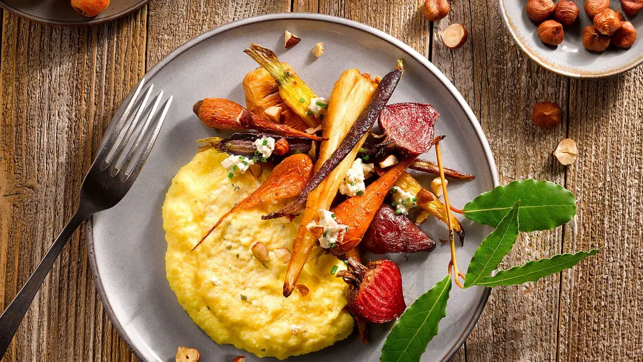 Cremige Polenta mit ger&ouml;stetem Wurzelgem&uuml;se, Ziegenk&auml;se und Haseln&uuml;ssen. Ein k&ouml;stliches Polenta Rezept f&uuml;r Genie&szlig;er.
