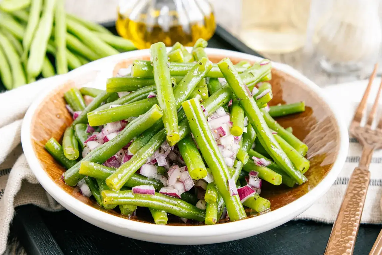 Frischer Bohnensalat mit roten Zwiebeln, ein einfaches und leckeres Rezept f&uuml;r den Sommer.