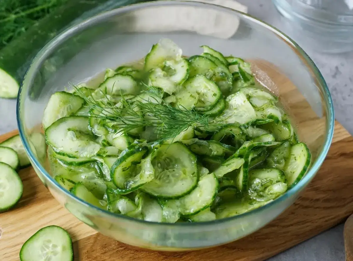 Frischer Gurkensalat mit Dill, ein leichtes und leckeres gurkensalat rezept für den Sommer.