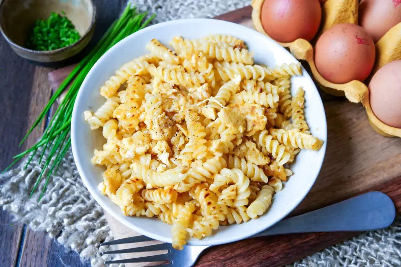 Fusilli-Nudeln mit R&uuml;hrei, garniert mit Schnittlauch und Pfeffer. Ein einfaches, aber leckeres Gericht: Nudeln mit Ei.