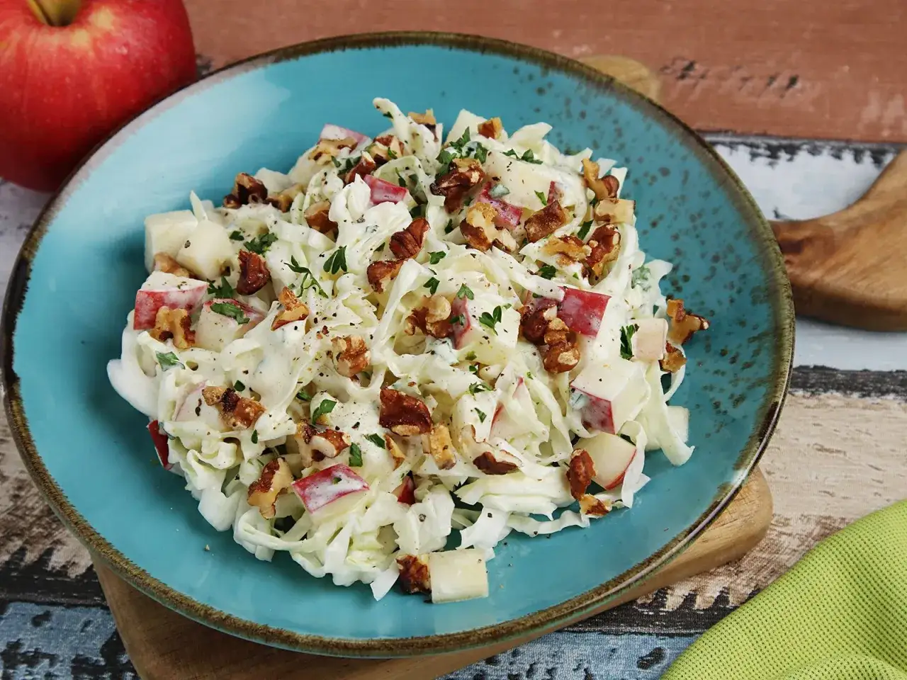 Frischer Spitzkohl Salat mit Apfelst&uuml;cken und Waln&uuml;ssen, cremig angemacht und mit Petersilie garniert. Ein Genuss!