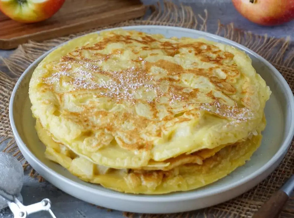 Omas Pfannkuchen-Rezept: goldbraune, fluffige Pfannkuchen mit Puderzucker best&auml;ubt, ein Genuss wie bei Oma.