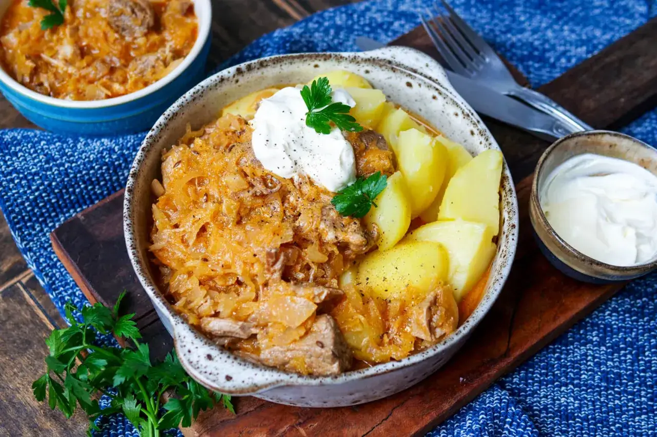 Herzhaftes Szegediner Gulasch mit Kartoffeln und einem Klecks Sauerrahm, garniert mit Petersilie. Ein Klassiker, der w&auml;rmt.