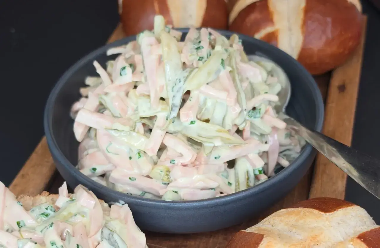 Cremiger Fleischsalat mit Gurken und Kr&auml;utern, perfekt f&uuml;r ein schnelles Fleischsalat Rezept. Dazu passen Laugenbr&ouml;tchen.