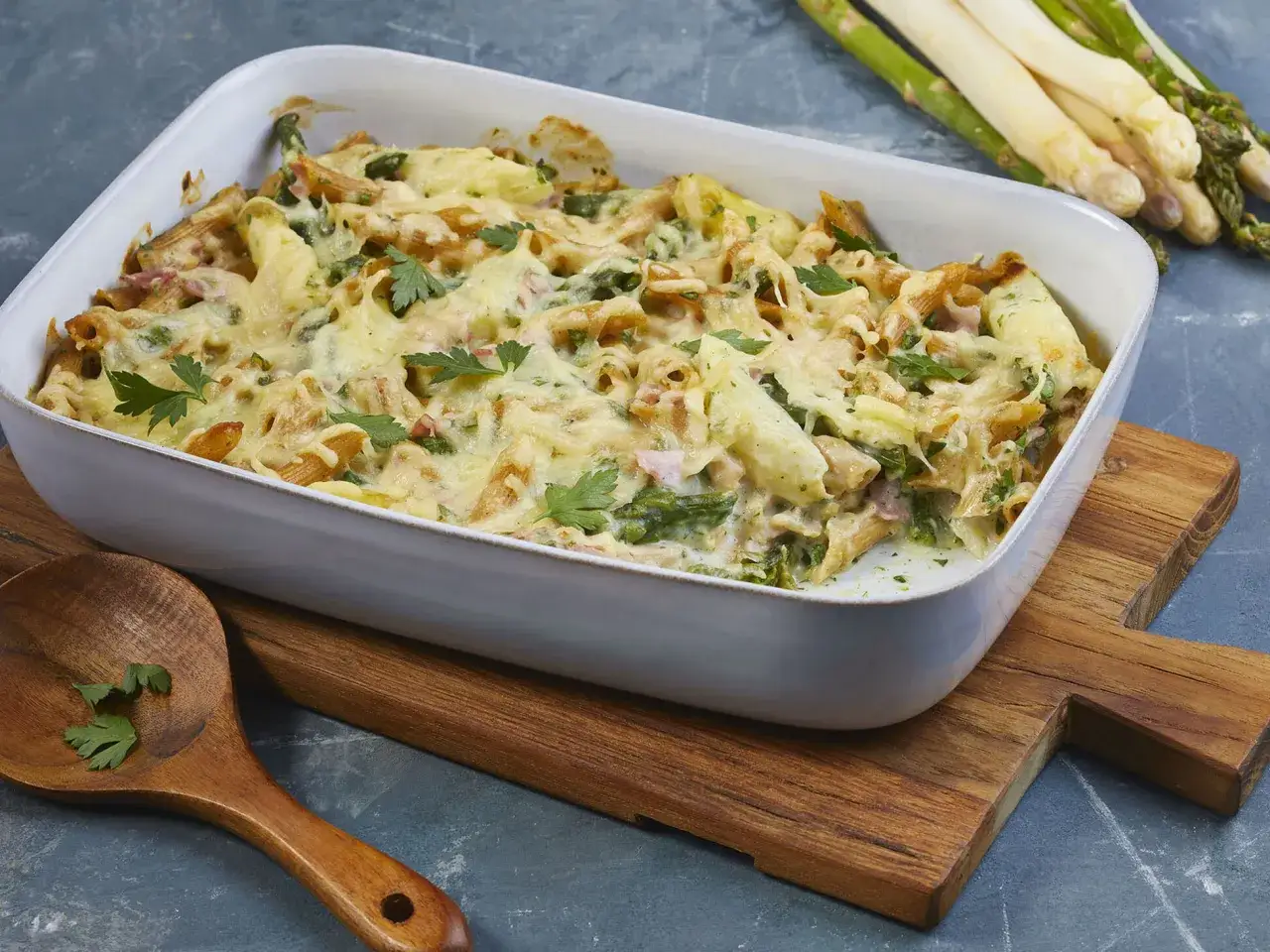 Herzhafter Spargel Nudel Auflauf mit Schinken und K&auml;se &uuml;berbacken, garniert mit Petersilie.